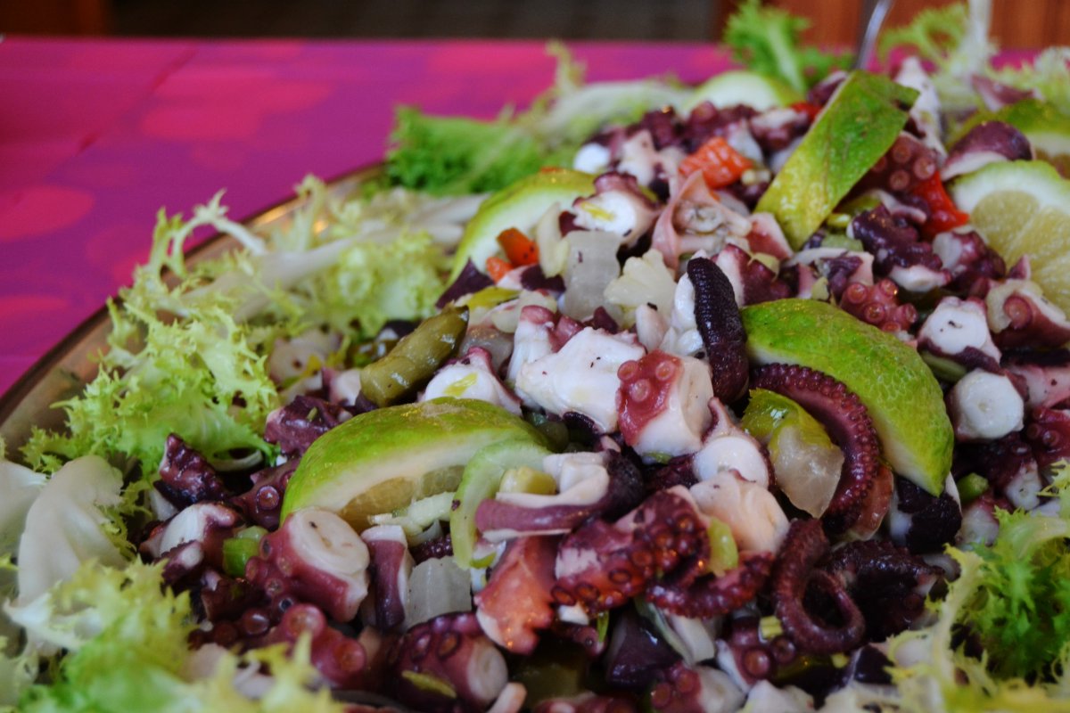 Инсалата джузеппе. Анчоусы для салата. Говядина с овощами с соусом песто. Рецепты фреско. Салат фреска.