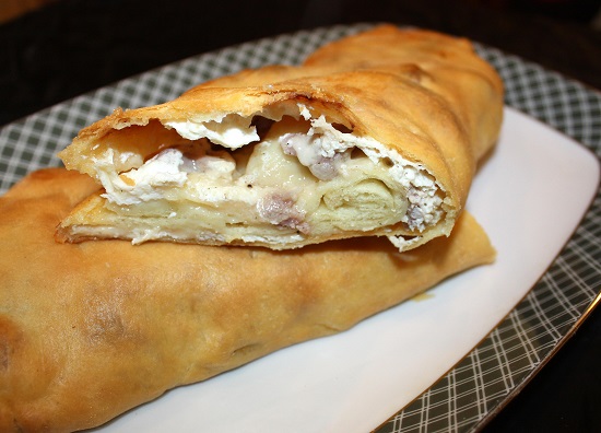 Scacciata Scacciata catanese con tuma e acciughe: Ricetta Siciliana - Siciliafan