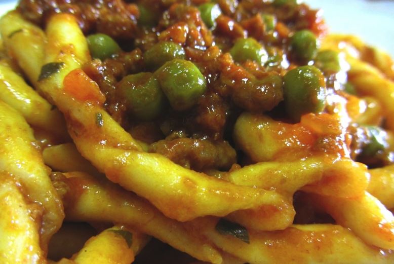 La ricetta dei busiati al ragù di carne e piselli alla Siciliana ...
