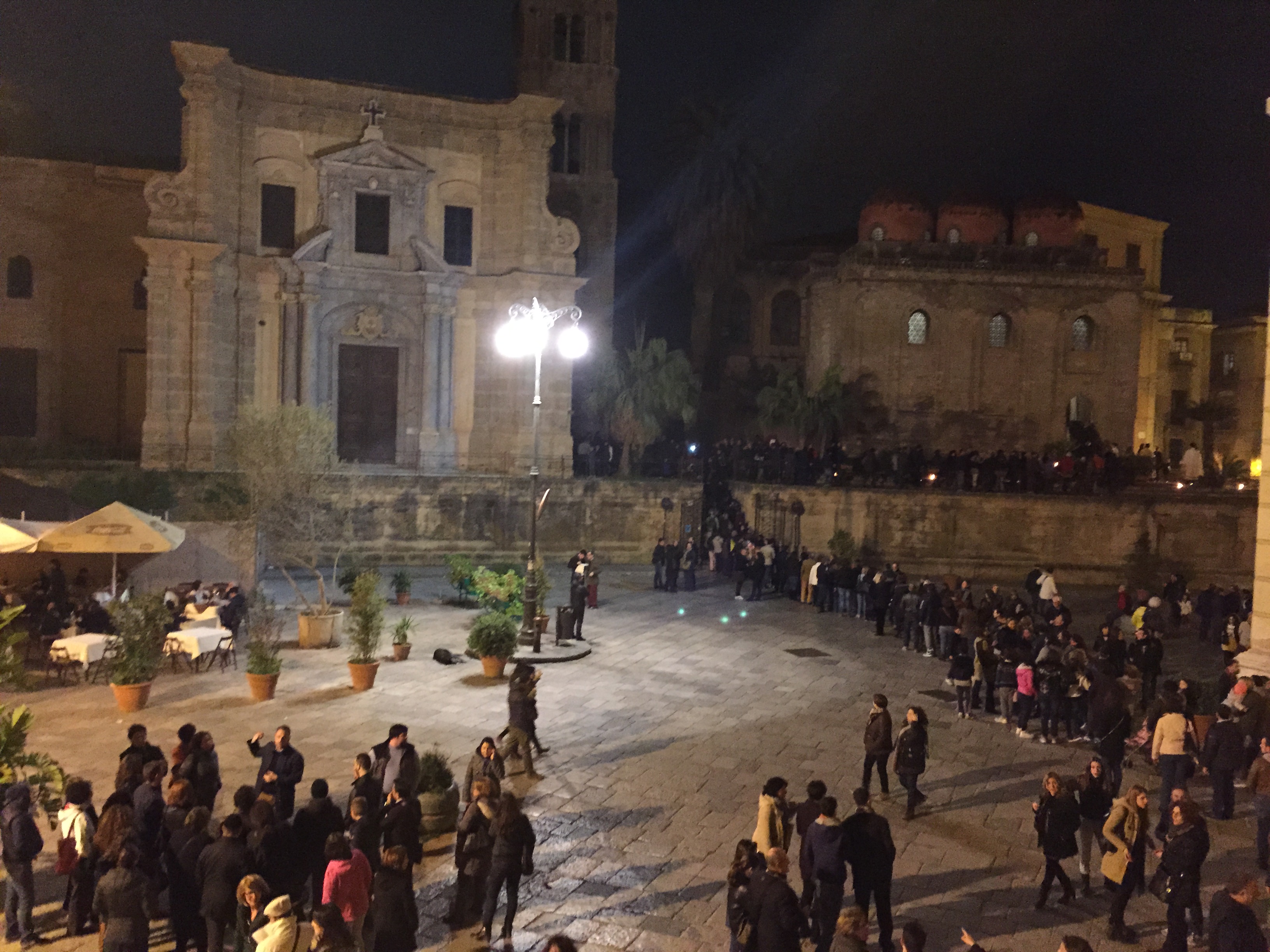 Palermo, in centinaia in fila per il "Giro delle sette chiese"