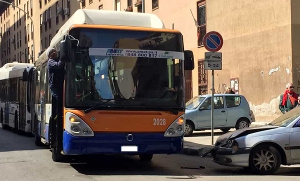 Palermo: incidente tra autobus e auto, traffico in tilt - Siciliafan