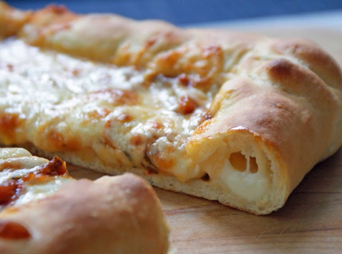 Pizza Con Bordo Ripieno Di Mozzarella