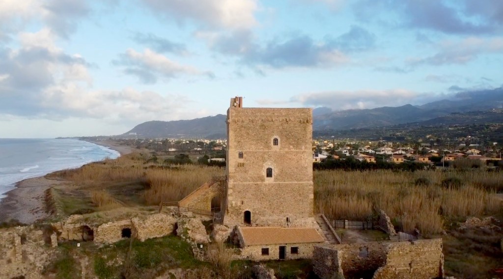 La Torre Roccella e l'antico borgo