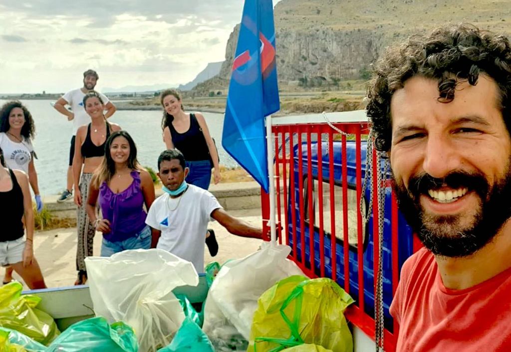 L'attore Francesco Scianna ripulisce la Baia del Corallo dai rifiuti: l'evento nato sui social