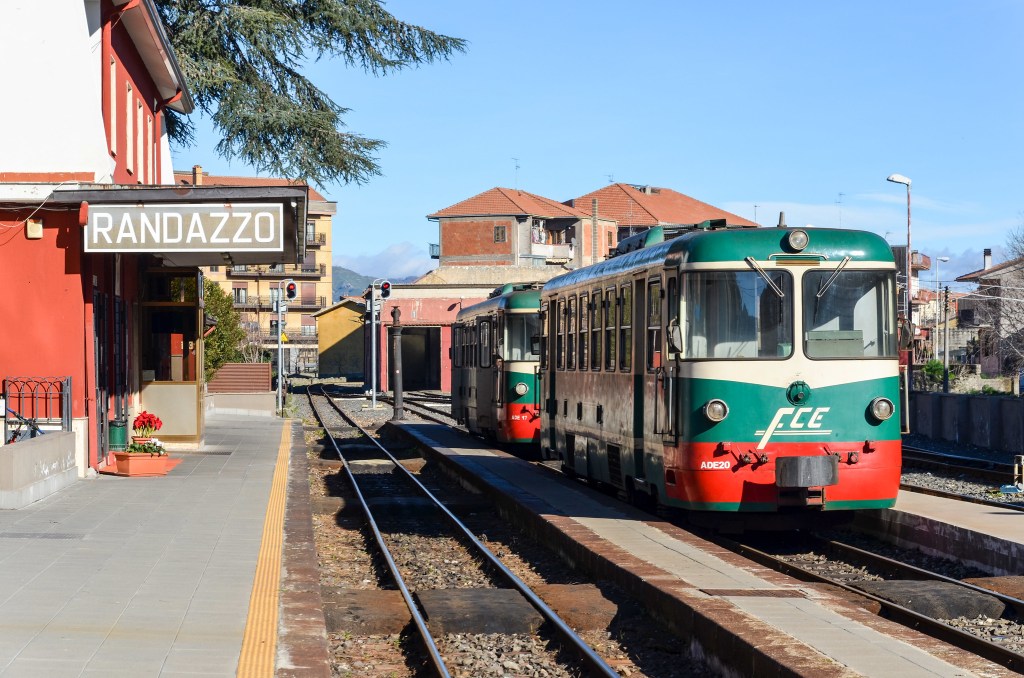 Ferrovia Circumetnea, uno dei viaggi in treno più spettacolari del mondo