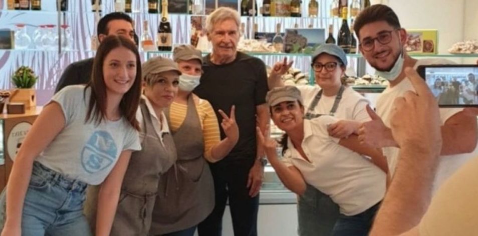 Harrison Ford stregato dai panifici siciliani: Indiana Jones ama la Pizza alla Norma
