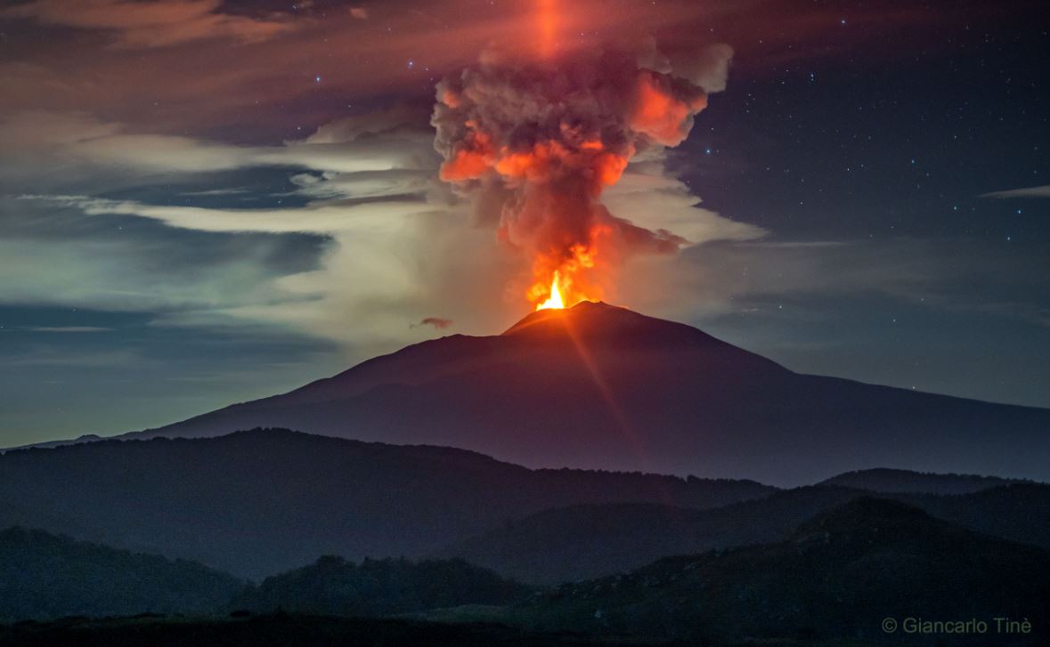 I pilastri di luce dell'Etna nella Foto del Giorno della Nasa - Siciliafan