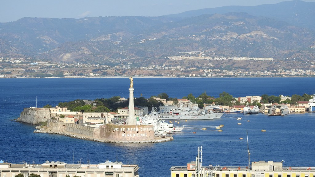 Nuova ordinanza per l'attraversamento dello Stretto di Messina: «Via libera anche ai non vaccinati»