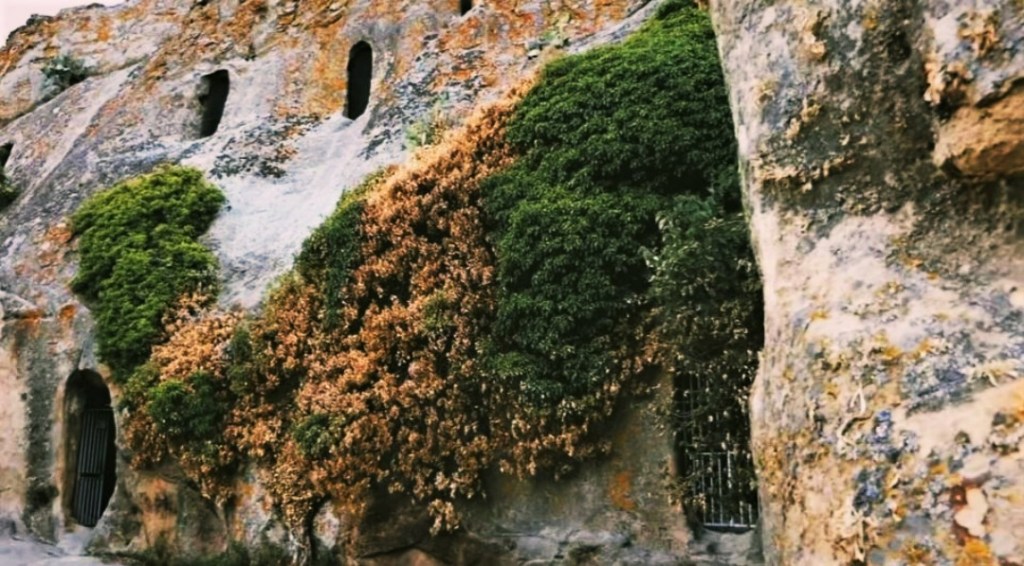 Grotte della Gurfa, la città scavata nella roccia in provincia di Palermo