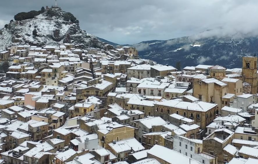 Mistretta regina dei Nebrodi: con la neve il borgo diventa magico VIDEO