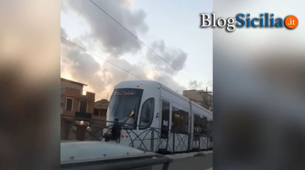Palermo, «Ecco come si viaggia sul tram», il video virale su TikTok