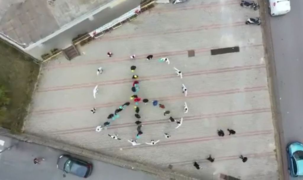 Caltanissetta, gli studenti del Mottura creano un grande simbolo della pace