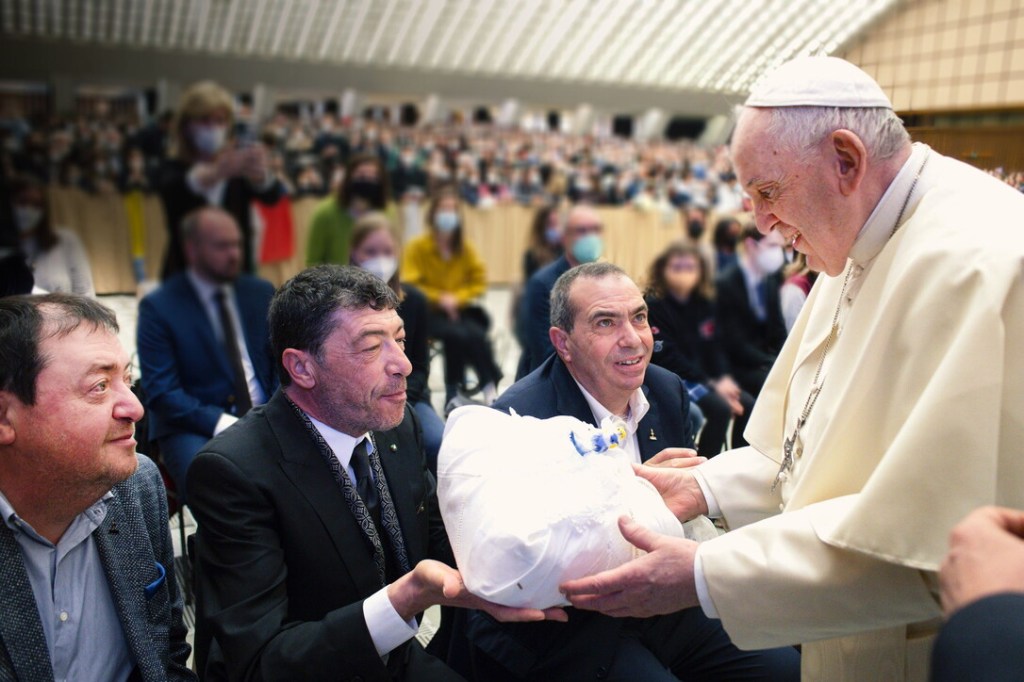 La famiglia Fiasconaro è stata ricevuta da Papa Francesco. I maestri pasticcieri di Castelbuono, in provincia di Palermo, hanno donato al Pontefice la Colomba della Pace.