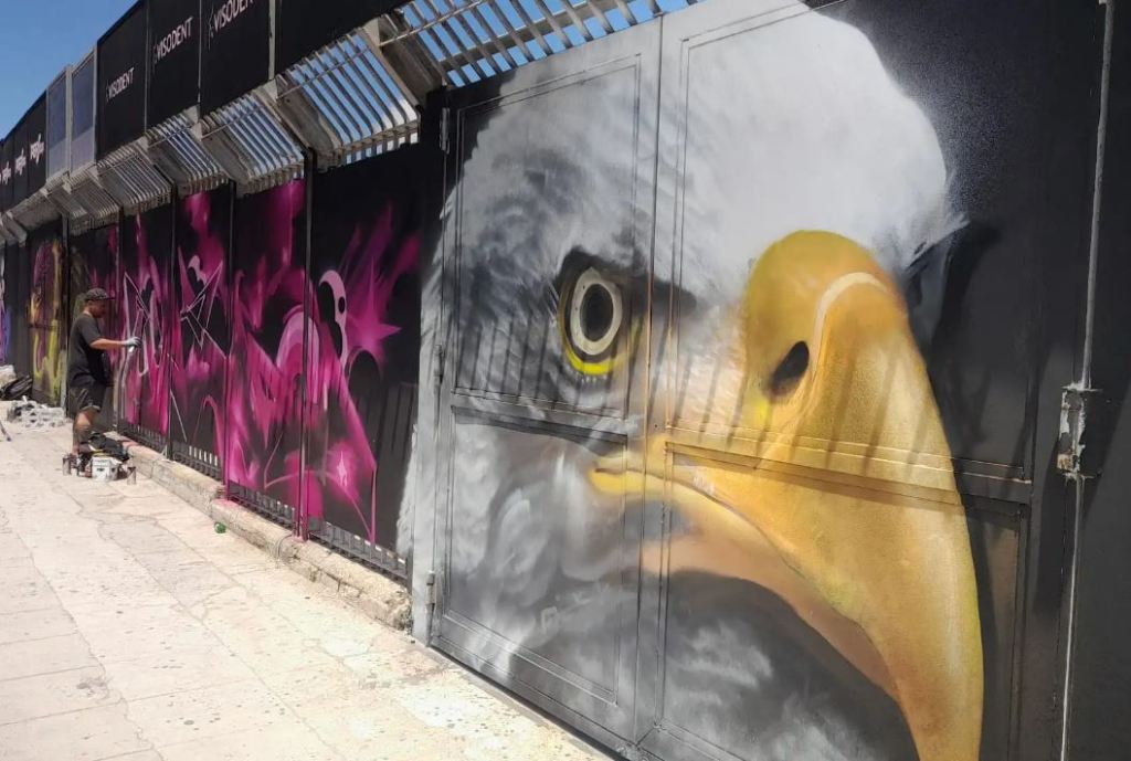 Palermo, lo Stadio Renzo Barbera si rifà il look con un nuovo, grande murales VIDEO