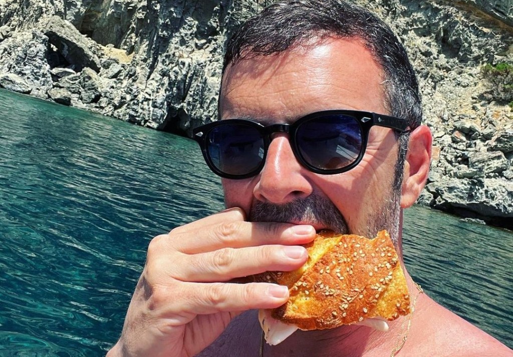 Alberto Matano in luna di miele a Pantelleria: relax, tanto mare e scenari da favola