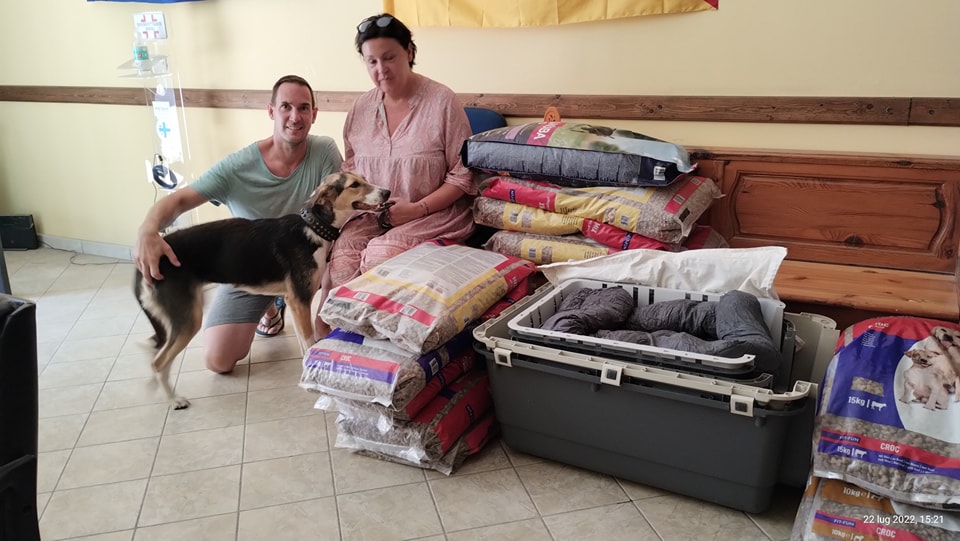 Famiglia tedesca compra casa a Carini e adotta la cagnolina abbandonata che trova nel giardino