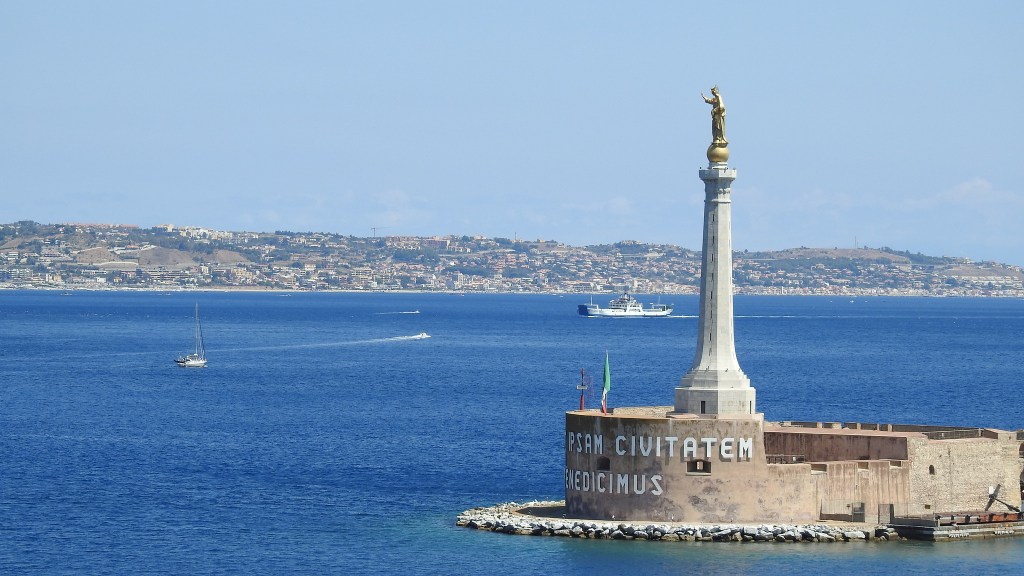 Da Capo Peloro alla Calabria: 50 persone attraversano a nuoto lo Stretto di Messina