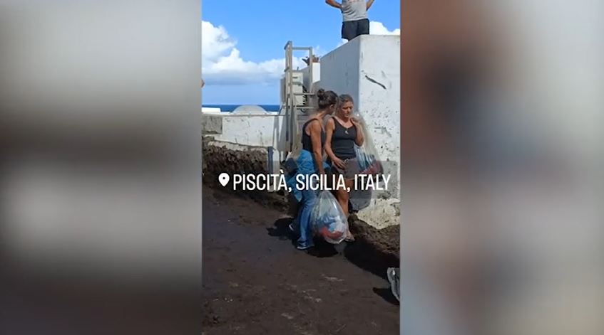 Ambra Angiolini torna a Stromboli per aiutare dopo l'alluvione: "Siamo venuti a dare una mano"
