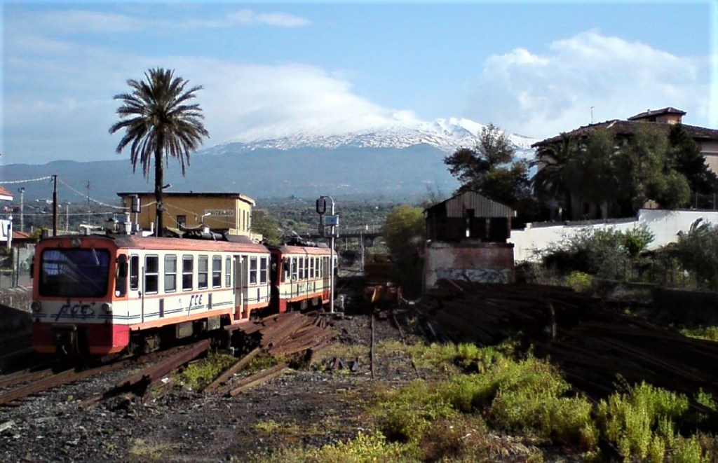 Migliori viaggi in treno da fare in Italia, la Sicilia incanta il Guardian con i suoi paesaggi
