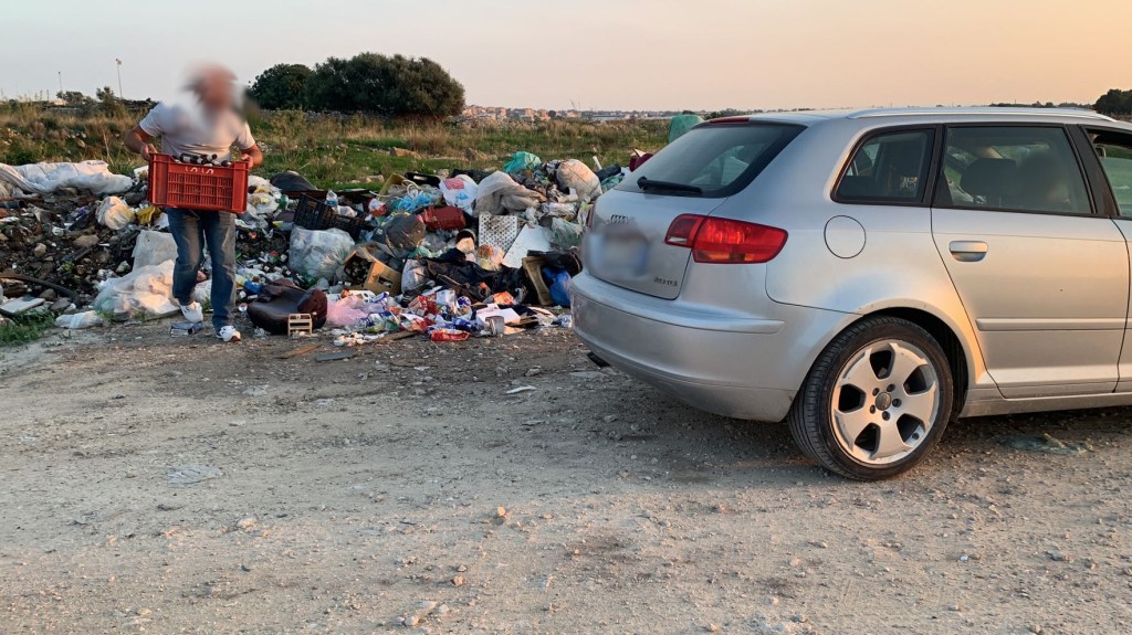 Auto confiscata a chi getta rifiuti in strada: a Santa Croce Camerina pugno duro contro chi sporca