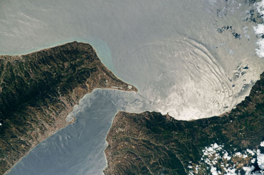 Il sole brilla sulle onde, la foto dello Stretto di Messina dallo spazio strega anche la NASA