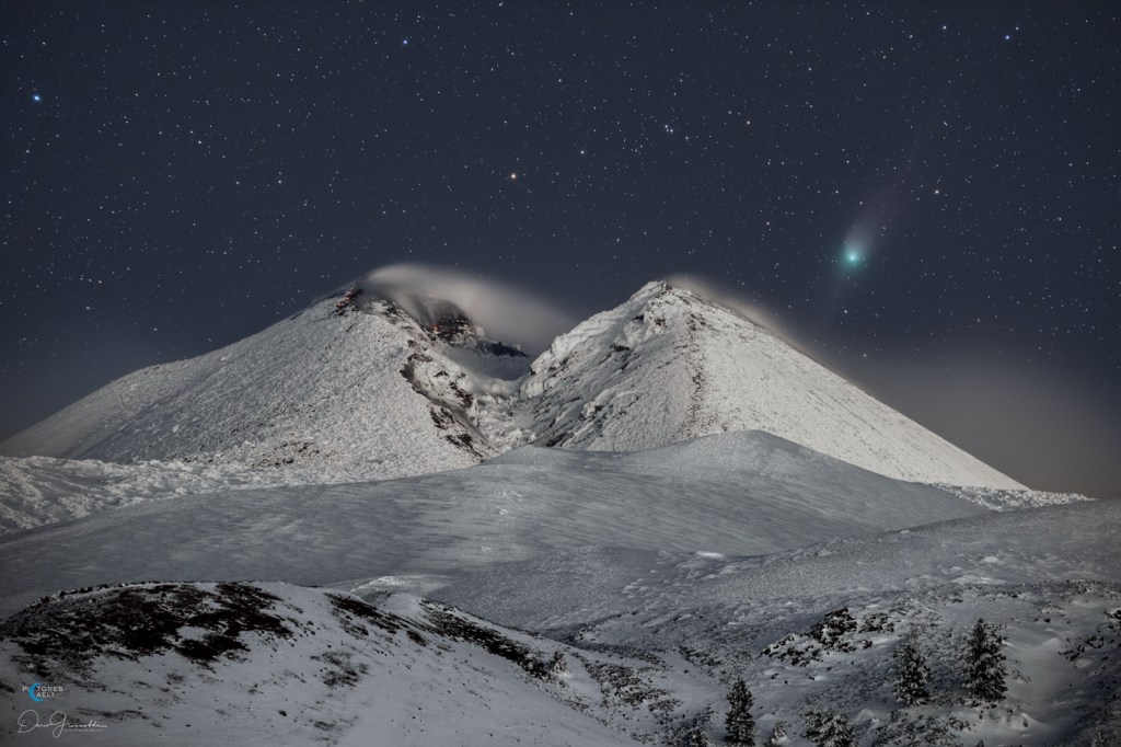 La cometa vola sull'Etna, incanto tra terra e cielo: la foto di Dario Giannobile