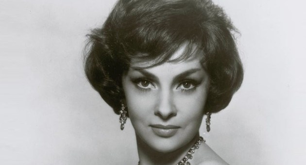 Gina Lollobrigida fotografa in Sicilia: quando l’attrice arrivò in incognito a Linosa