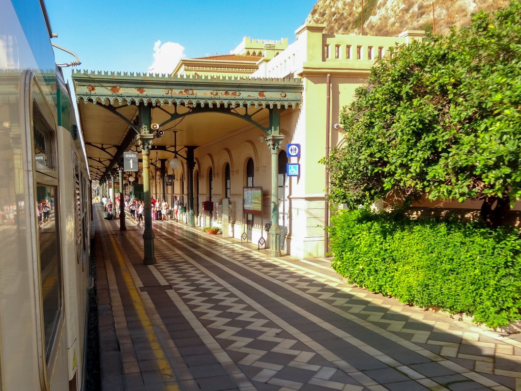 Un solo biglietto per viaggi senza limiti sui treni della Sicilia: come funziona la promo Full