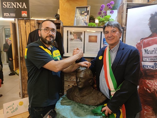 Ayrton Senna e le origini siciliane, artista dona scultura alla città di Siculiana 