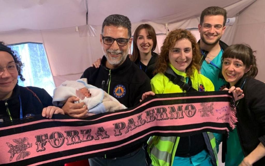 Turchia, genitori chiamano il bimbo "SergioMattarella": il neonato con la sciarpa del Palermo