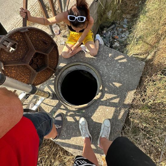 Cucciolo caduto in un tombino