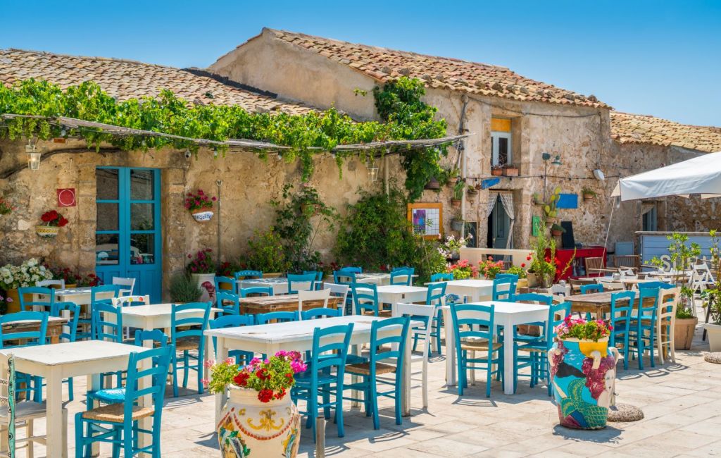 Ben due delle città più colorate del mondo sono in Sicilia: da visitare almeno una volta nella vita
