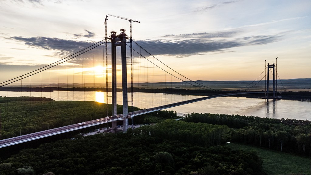 Webuild inaugura un nuovo ponte sospeso in Romania: "Ora pronti per quello record sullo Stretto"
