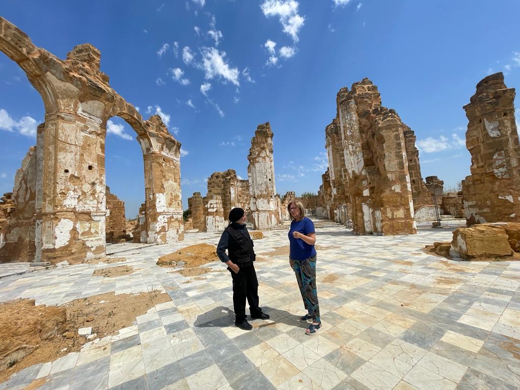 Il direttore artistico Aurelio Gatti e il sindaco di Montevago Margherita La Rocca Ruvolo tra le rovine dell'antica Chiesa Madre