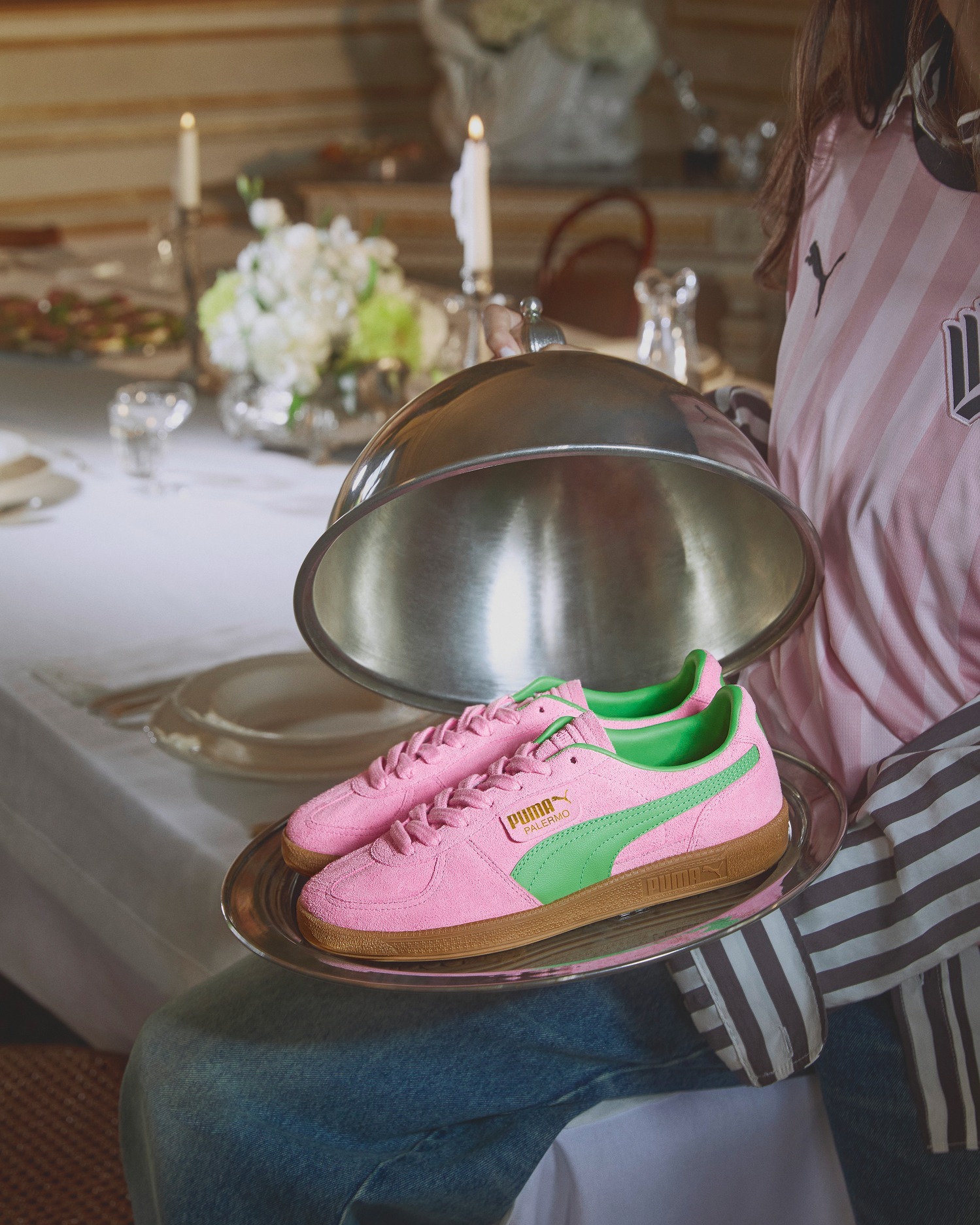 La popstar Dua Lipa con la maglia del Palermo, tutti pazzi per i colori