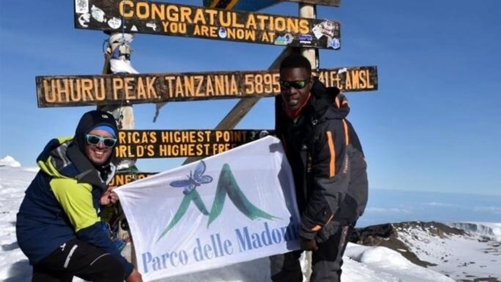 Sicilia sul tetto del mondo: la bandiera del Parco delle Madonie conquista il Kilimangiaro