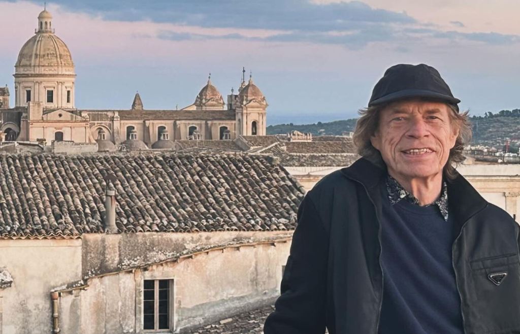 Mick Jagger cerca ispirazione per la sua musica tra le meraviglie della Sicilia orientale