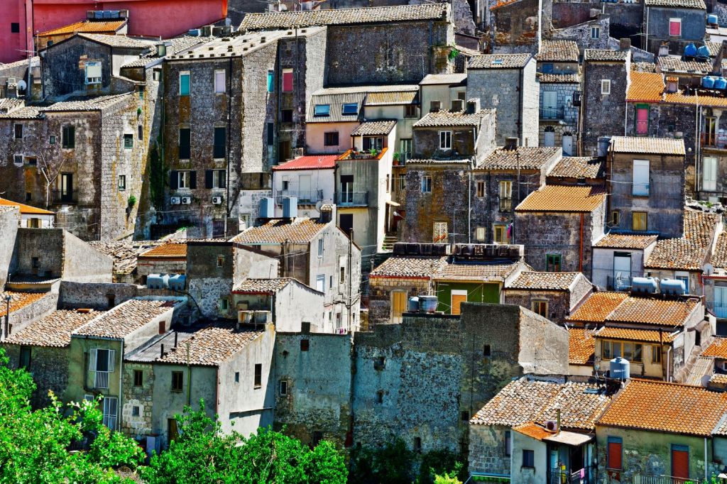 The Independent fa tappa in Sicilia: "Come funzionano le case a 1 euro e chi può comprarle?"