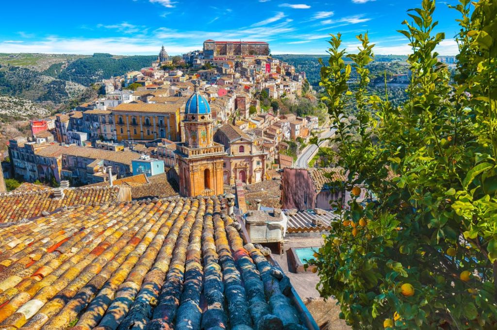 Tra paesaggi da favola, antiche dimore e street food: le migliori cose da fare in Sicilia secondo gli stranieri
