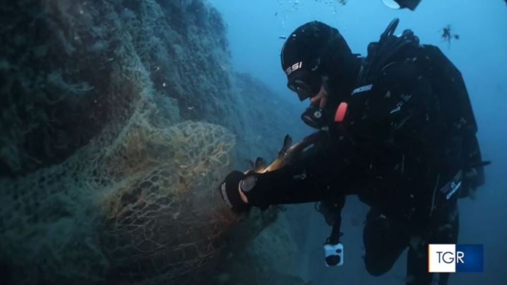 Il recupero nel mare di San Leone