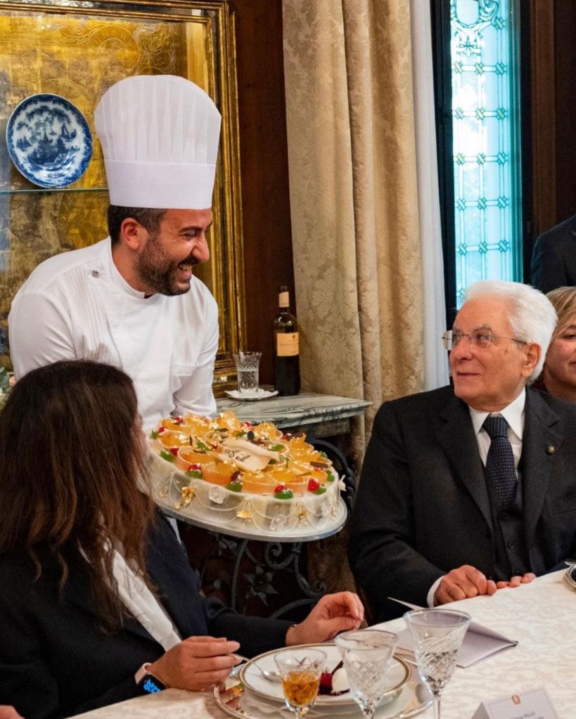 Natale Giunta presenta la sua cassata a Sergio Mattarella Natale Giunta presenta la sua cassata a Sergio Mattarella
