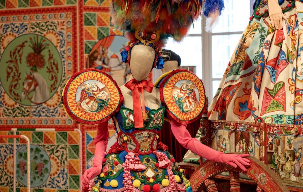 Carretti, maioliche, stucchi e Barocco: la nuova mostra di Dolce e Gabbana celebra la Sicilia