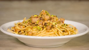 Spaghetti al tonno fresco, incanto di profumi e sapori: la ricetta siciliana
