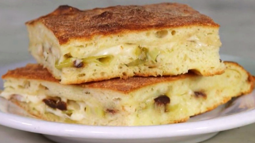 Scacciata Scacciata con tuma e acciughe, ricetta siciliana: un'opera d'arte ...